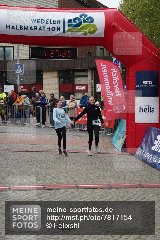 04.05.2025 - 8. Wedeler Halbmarathon Felixshl http://msf.ph/oto/7817154 04.05.2025 11:27:23 Ziel 1038, 1198, 1201 meine-sportfotos.de