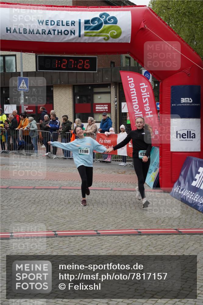 04.05.2025 - 8. Wedeler Halbmarathon Felixshl http://msf.ph/oto/7817157 04.05.2025 11:27:24 Ziel 1038, 1198, 1201 meine-sportfotos.de