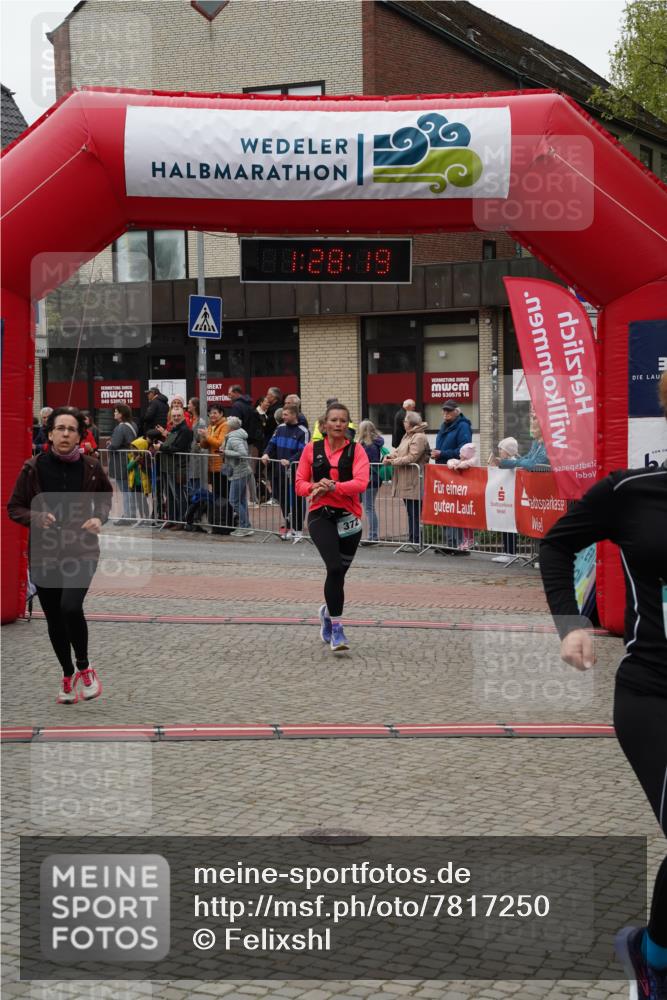 04.05.2025 - 8. Wedeler Halbmarathon Felixshl http://msf.ph/oto/7817250 04.05.2025 11:28:17 Ziel 372, 836, 1096, 1195 meine-sportfotos.de