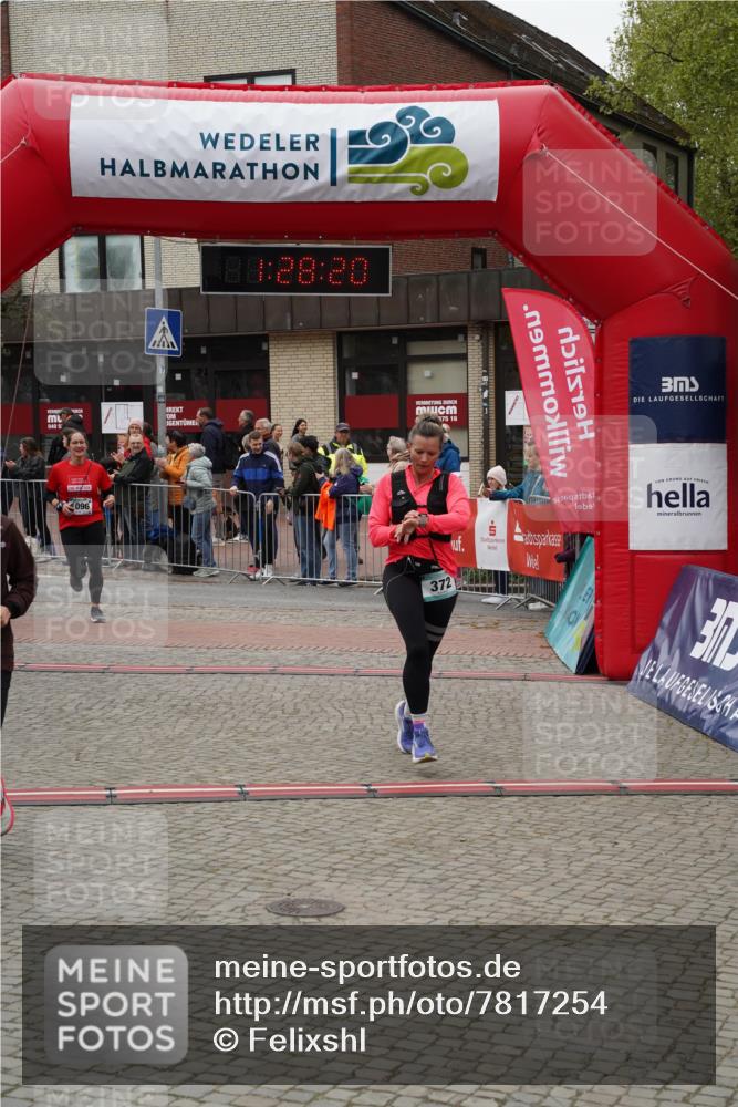 04.05.2025 - 8. Wedeler Halbmarathon Felixshl http://msf.ph/oto/7817254 04.05.2025 11:28:18 Ziel 372, 836, 1096, 1195 meine-sportfotos.de