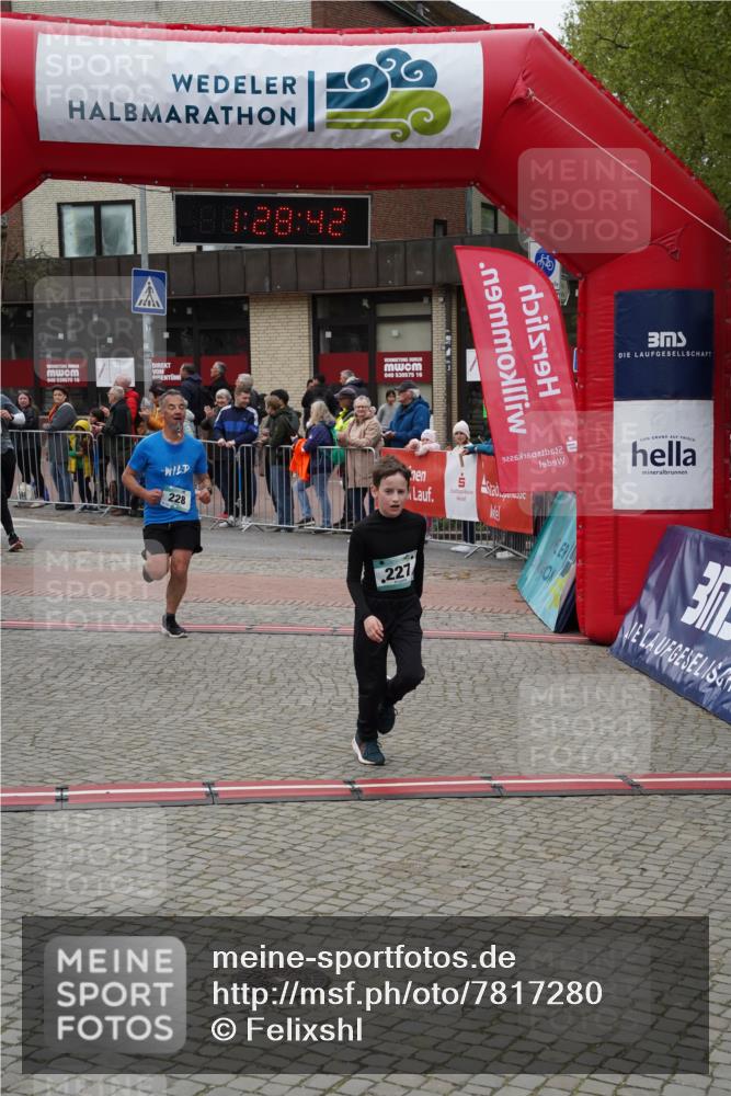 04.05.2025 - 8. Wedeler Halbmarathon Felixshl http://msf.ph/oto/7817280 04.05.2025 11:28:40 Ziel 27, 227, 228, 301, 1204 meine-sportfotos.de
