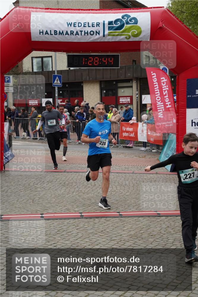 04.05.2025 - 8. Wedeler Halbmarathon Felixshl http://msf.ph/oto/7817284 04.05.2025 11:28:42 Ziel 27, 227, 228, 301, 1204 meine-sportfotos.de