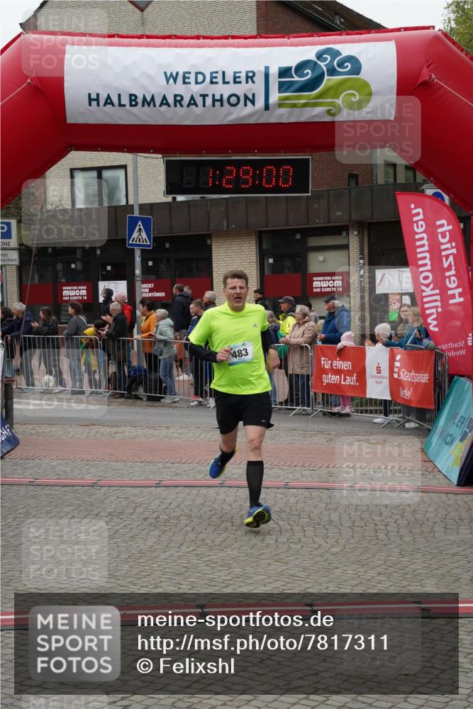 04.05.2025 - 8. Wedeler Halbmarathon Felixshl http://msf.ph/oto/7817311 04.05.2025 11:28:58 Ziel 483, 484 meine-sportfotos.de