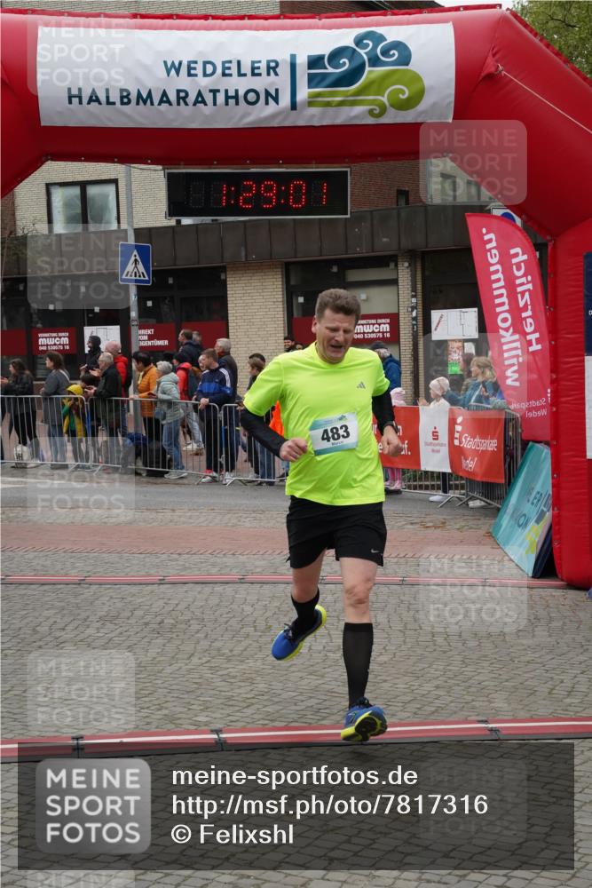 04.05.2025 - 8. Wedeler Halbmarathon Felixshl http://msf.ph/oto/7817316 04.05.2025 11:28:59 Ziel 483, 484, 924, 1139 meine-sportfotos.de