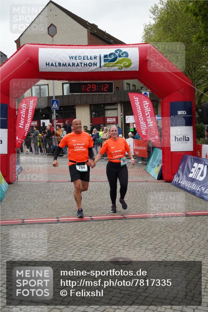 04.05.2025 - 8. Wedeler Halbmarathon Felixshl http://msf.ph/oto/7817335 04.05.2025 11:29:10 Ziel 56, 783, 784, 1210 meine-sportfotos.de