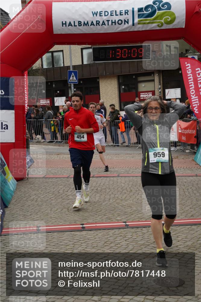 04.05.2025 - 8. Wedeler Halbmarathon Felixshl http://msf.ph/oto/7817448 04.05.2025 11:30:07 Ziel 454, 567, 575, 959, 1006 meine-sportfotos.de