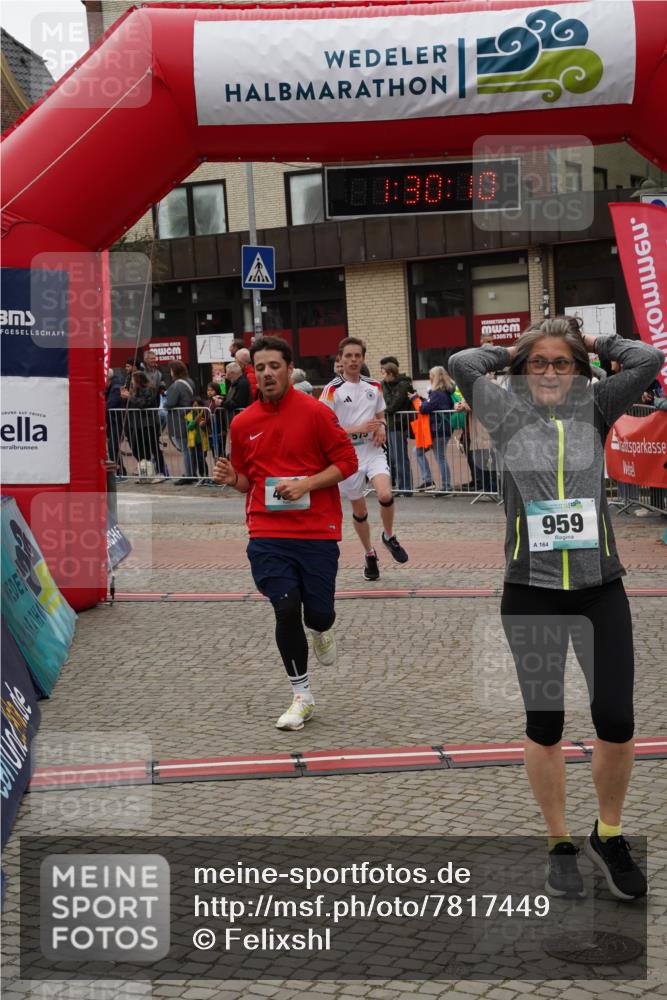 04.05.2025 - 8. Wedeler Halbmarathon Felixshl http://msf.ph/oto/7817449 04.05.2025 11:30:08 Ziel 454, 567, 575, 959, 1006 meine-sportfotos.de