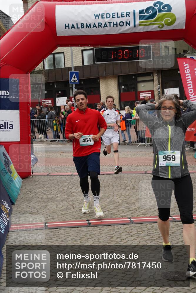 04.05.2025 - 8. Wedeler Halbmarathon Felixshl http://msf.ph/oto/7817450 04.05.2025 11:30:08 Ziel 454, 567, 575, 959, 1006 meine-sportfotos.de