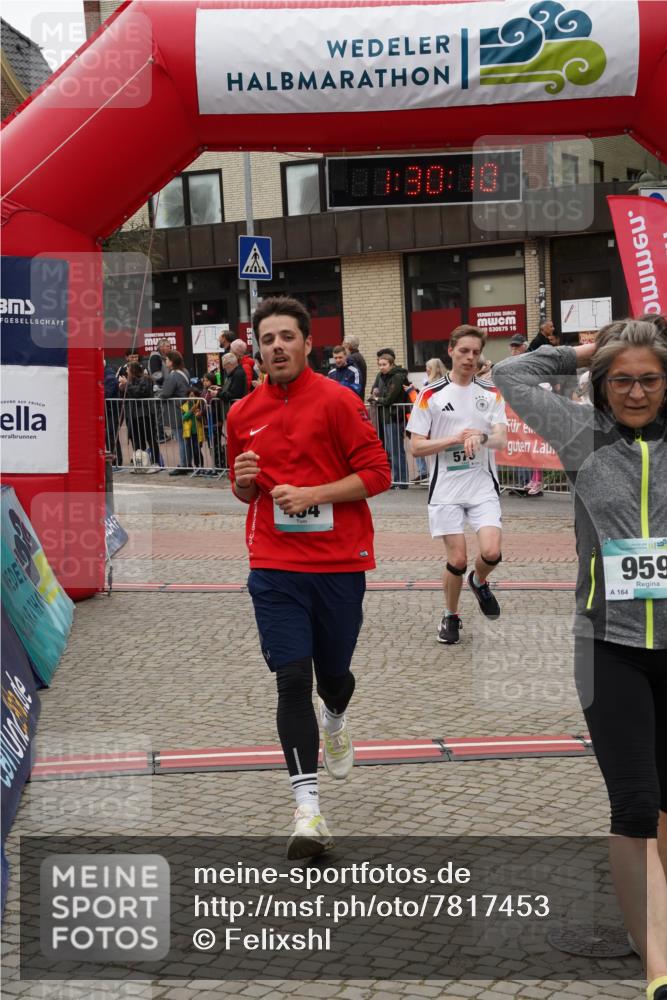 04.05.2025 - 8. Wedeler Halbmarathon Felixshl http://msf.ph/oto/7817453 04.05.2025 11:30:08 Ziel 454, 567, 575, 959, 1006 meine-sportfotos.de
