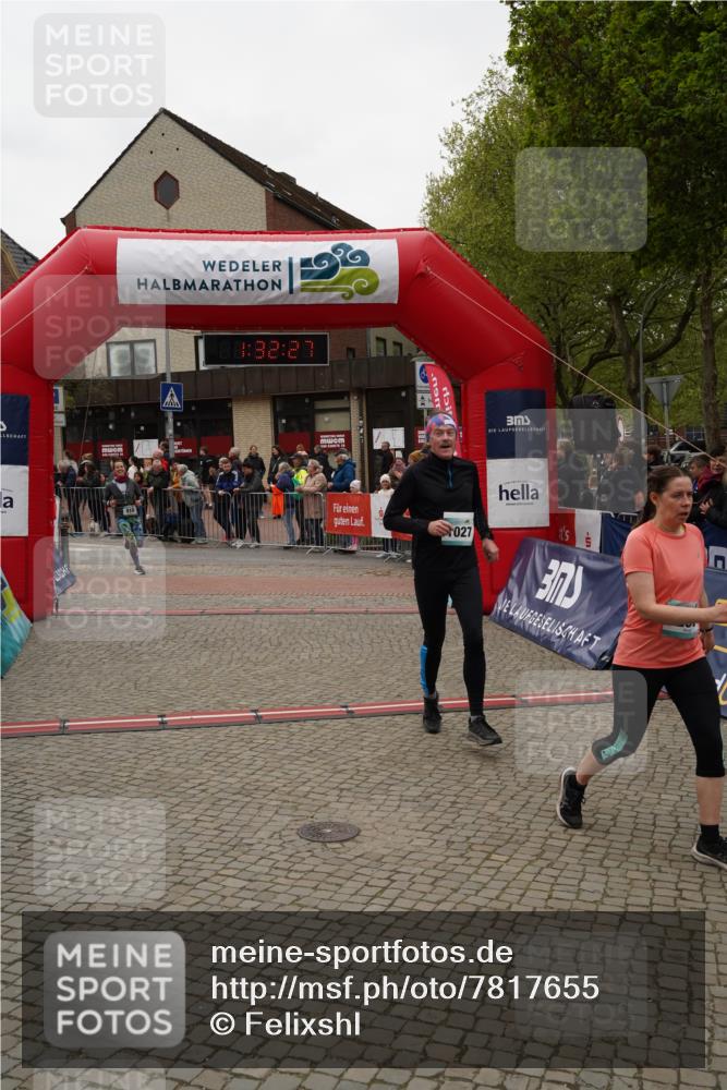 04.05.2025 - 8. Wedeler Halbmarathon Felixshl http://msf.ph/oto/7817655 04.05.2025 11:32:25 Ziel 236, 910, 1027 meine-sportfotos.de