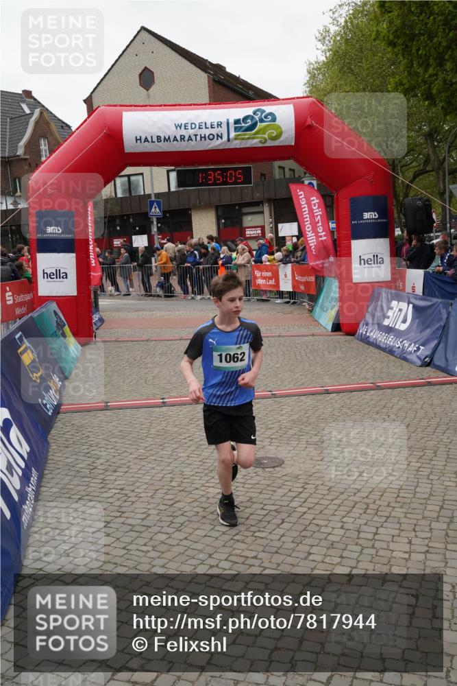 04.05.2025 - 8. Wedeler Halbmarathon Felixshl http://msf.ph/oto/7817944 04.05.2025 11:35:03 Ziel 755, 822, 823 meine-sportfotos.de