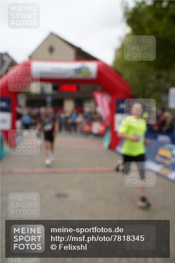 04.05.2025 - 8. Wedeler Halbmarathon Felixshl http://msf.ph/oto/7818345 04.05.2025 11:39:03 Ziel 72, 73, 170, 620, 799 meine-sportfotos.de