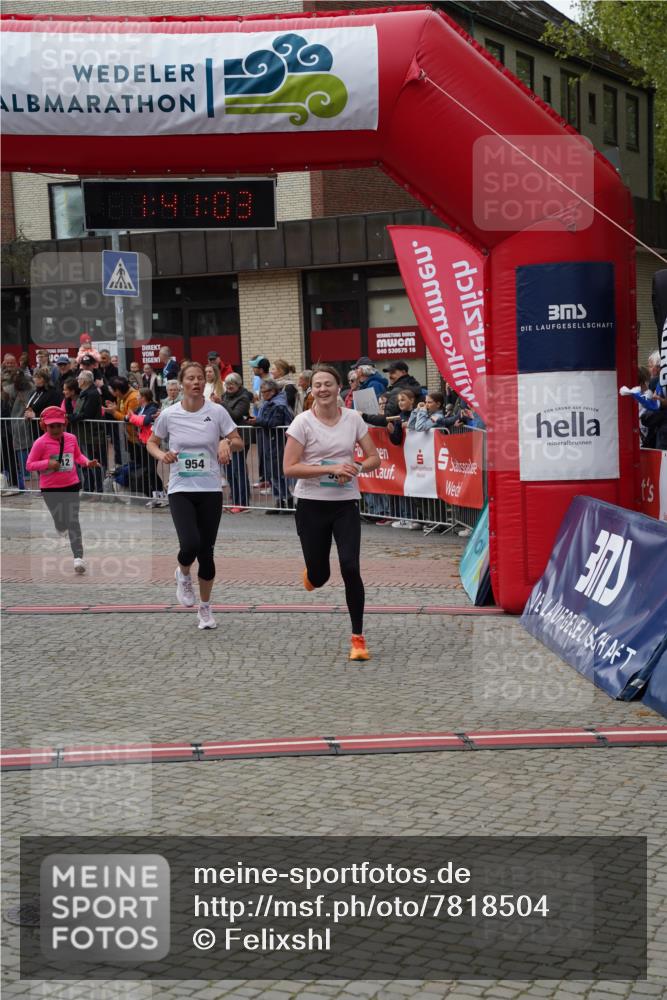 04.05.2025 - 8. Wedeler Halbmarathon Felixshl http://msf.ph/oto/7818504 04.05.2025 11:41:01 Ziel 472, 512, 953, 954, 1138 meine-sportfotos.de