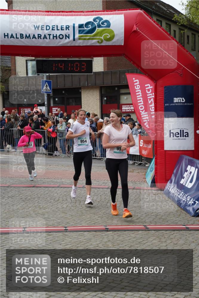 04.05.2025 - 8. Wedeler Halbmarathon Felixshl http://msf.ph/oto/7818507 04.05.2025 11:41:01 Ziel 472, 512, 953, 954, 1138 meine-sportfotos.de
