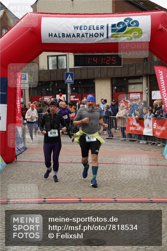 04.05.2025 - 8. Wedeler Halbmarathon Felixshl http://msf.ph/oto/7818534 04.05.2025 11:41:23 Ziel 527, 864, 870, 871, 1171 meine-sportfotos.de