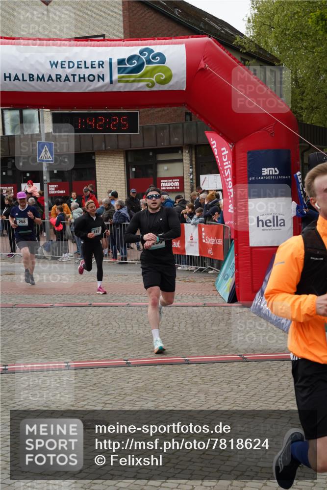04.05.2025 - 8. Wedeler Halbmarathon Felixshl http://msf.ph/oto/7818624 04.05.2025 11:42:23 Ziel 156, 157, 258, 1150 meine-sportfotos.de