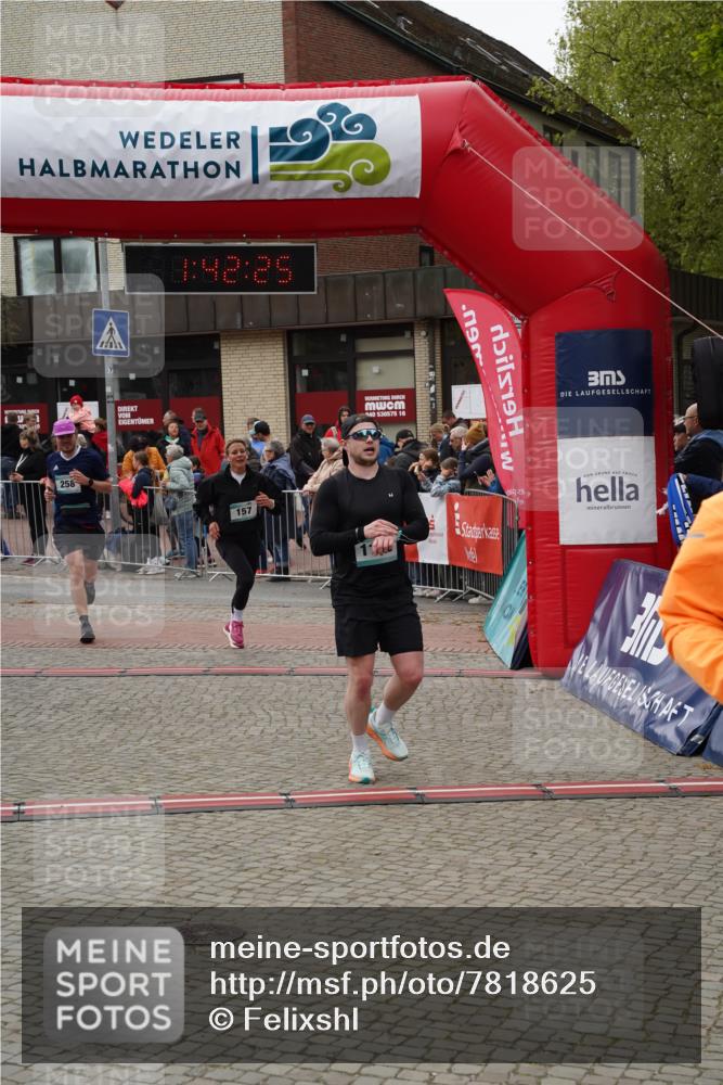 04.05.2025 - 8. Wedeler Halbmarathon Felixshl http://msf.ph/oto/7818625 04.05.2025 11:42:23 Ziel 156, 157, 258, 1150 meine-sportfotos.de
