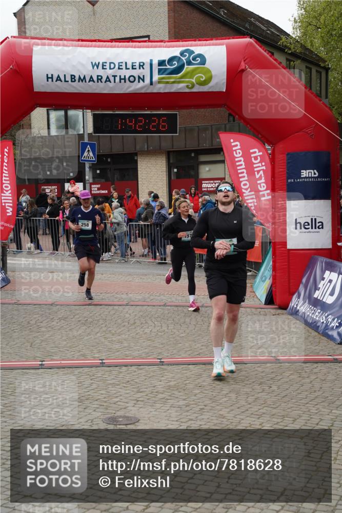 04.05.2025 - 8. Wedeler Halbmarathon Felixshl http://msf.ph/oto/7818628 04.05.2025 11:42:24 Ziel 156, 157, 258, 1150 meine-sportfotos.de