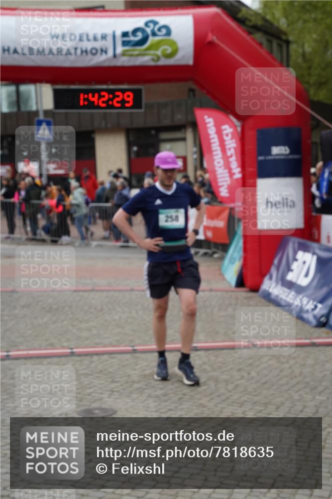 04.05.2025 - 8. Wedeler Halbmarathon Felixshl http://msf.ph/oto/7818635 04.05.2025 11:42:27 Ziel 156, 157, 258, 1150 meine-sportfotos.de