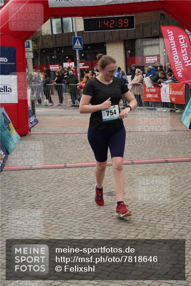04.05.2025 - 8. Wedeler Halbmarathon Felixshl http://msf.ph/oto/7818646 04.05.2025 11:42:37 Ziel 754, 761 meine-sportfotos.de