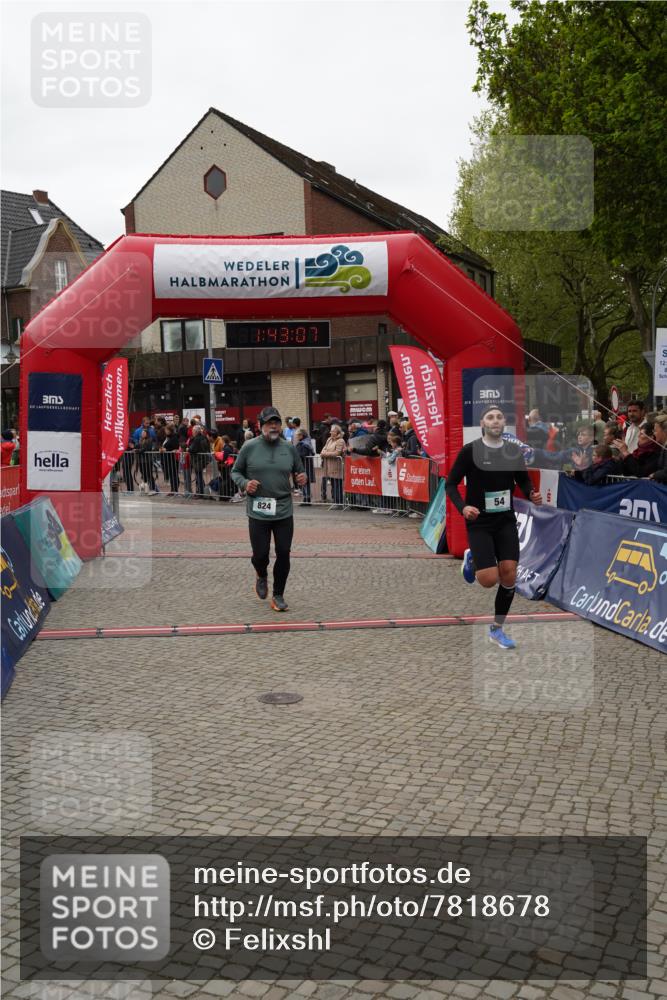 04.05.2025 - 8. Wedeler Halbmarathon Felixshl http://msf.ph/oto/7818678 04.05.2025 11:43:04 Ziel 54, 724, 824 meine-sportfotos.de