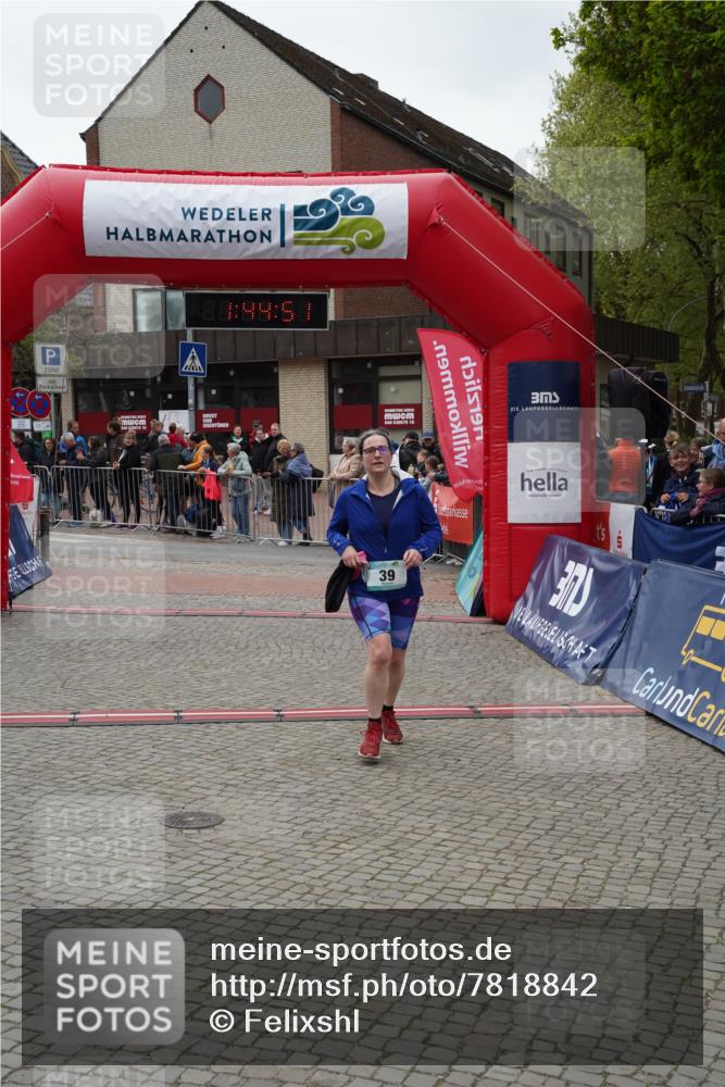 04.05.2025 - 8. Wedeler Halbmarathon Felixshl http://msf.ph/oto/7818842 04.05.2025 11:44:49 Ziel 39, 209 meine-sportfotos.de