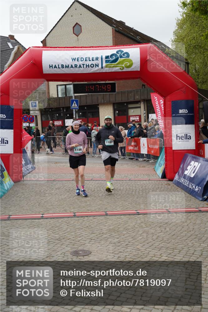 04.05.2025 - 8. Wedeler Halbmarathon Felixshl http://msf.ph/oto/7819097 04.05.2025 11:47:47 Ziel 1186, 1187 meine-sportfotos.de