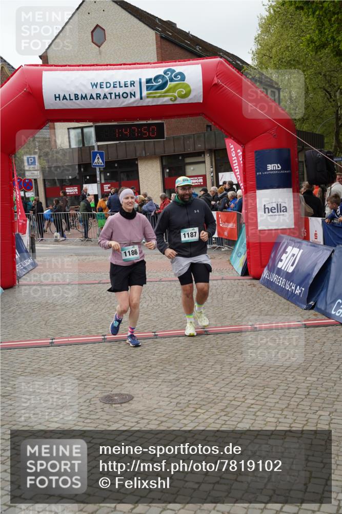 04.05.2025 - 8. Wedeler Halbmarathon Felixshl http://msf.ph/oto/7819102 04.05.2025 11:47:48 Ziel 1186, 1187 meine-sportfotos.de
