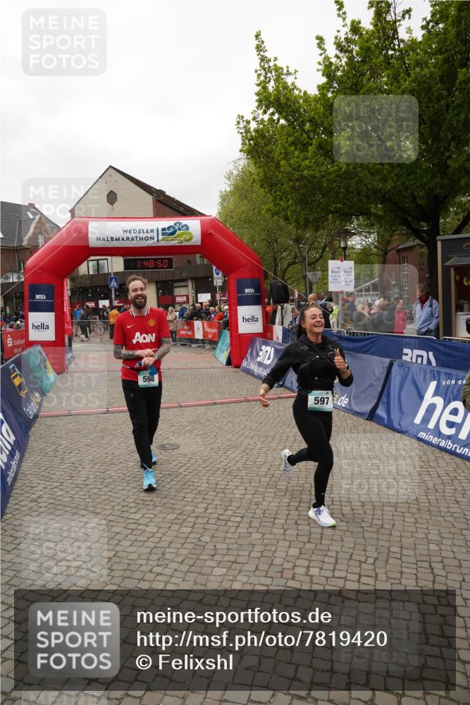 04.05.2025 - 8. Wedeler Halbmarathon Felixshl http://msf.ph/oto/7819420 04.05.2025 11:48:48 Ziel 597, 598, 599, 710 meine-sportfotos.de