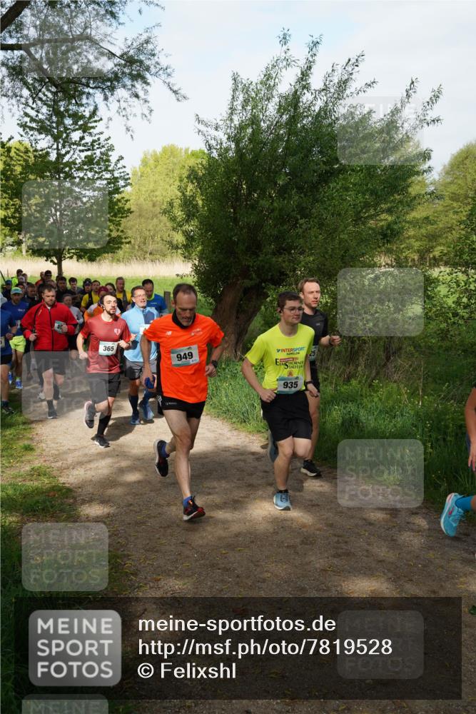 04.05.2025 - 8. Wedeler Halbmarathon Felixshl http://msf.ph/oto/7819528 04.05.2025 10:02:02 Laufen 365, 949, 935 meine-sportfotos.de