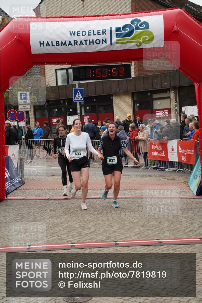 04.05.2025 - 8. Wedeler Halbmarathon Felixshl http://msf.ph/oto/7819819 04.05.2025 11:50:57 Ziel 504, 632, 633 meine-sportfotos.de