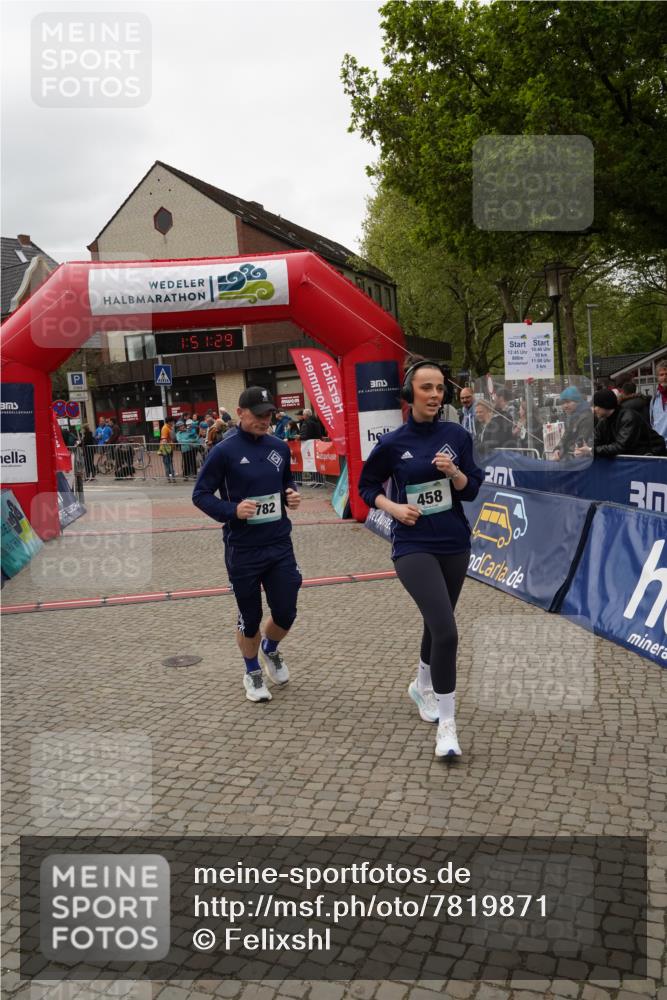 04.05.2025 - 8. Wedeler Halbmarathon Felixshl http://msf.ph/oto/7819871 04.05.2025 11:51:27 Ziel 458, 802 meine-sportfotos.de