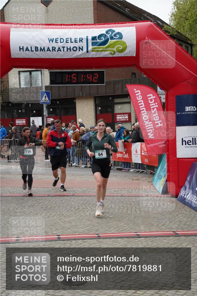 04.05.2025 - 8. Wedeler Halbmarathon Felixshl http://msf.ph/oto/7819881 04.05.2025 11:51:40 Ziel 64, 739, 740 meine-sportfotos.de