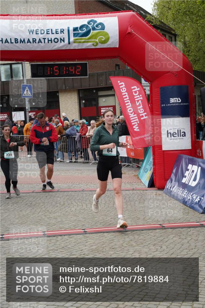 04.05.2025 - 8. Wedeler Halbmarathon Felixshl http://msf.ph/oto/7819884 04.05.2025 11:51:40 Ziel 64, 739, 740 meine-sportfotos.de