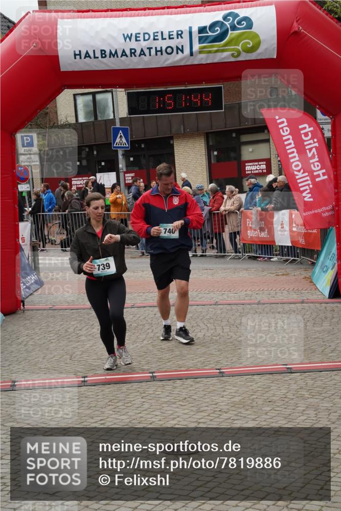 04.05.2025 - 8. Wedeler Halbmarathon Felixshl http://msf.ph/oto/7819886 04.05.2025 11:51:42 Ziel 64, 739, 740 meine-sportfotos.de