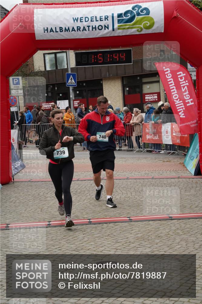 04.05.2025 - 8. Wedeler Halbmarathon Felixshl http://msf.ph/oto/7819887 04.05.2025 11:51:42 Ziel 64, 739, 740 meine-sportfotos.de