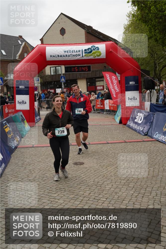 04.05.2025 - 8. Wedeler Halbmarathon Felixshl http://msf.ph/oto/7819890 04.05.2025 11:51:43 Ziel 64, 739, 740 meine-sportfotos.de
