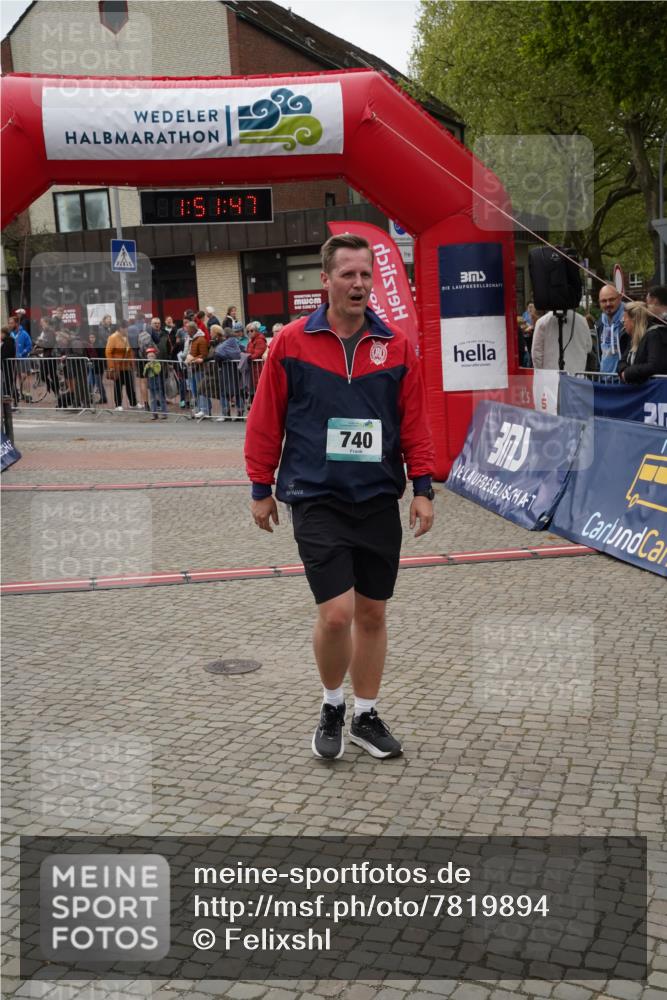 04.05.2025 - 8. Wedeler Halbmarathon Felixshl http://msf.ph/oto/7819894 04.05.2025 11:51:45 Ziel 64, 739, 740 meine-sportfotos.de