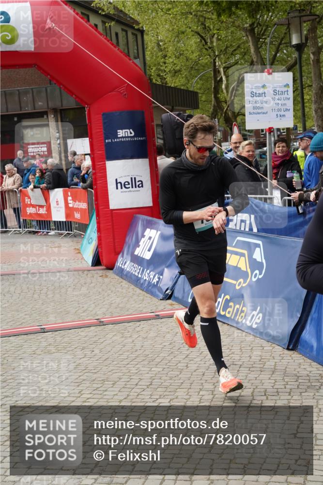 04.05.2025 - 8. Wedeler Halbmarathon Felixshl http://msf.ph/oto/7820057 04.05.2025 11:54:02 Ziel 467, 786, 925 meine-sportfotos.de