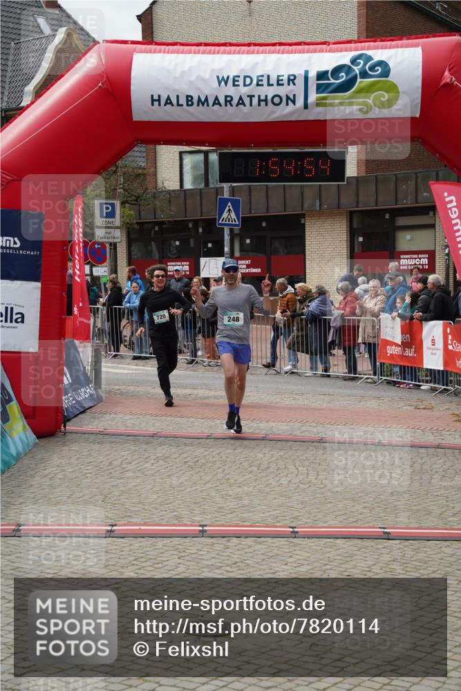 04.05.2025 - 8. Wedeler Halbmarathon Felixshl http://msf.ph/oto/7820114 04.05.2025 11:54:52 Ziel 248, 719, 720 meine-sportfotos.de