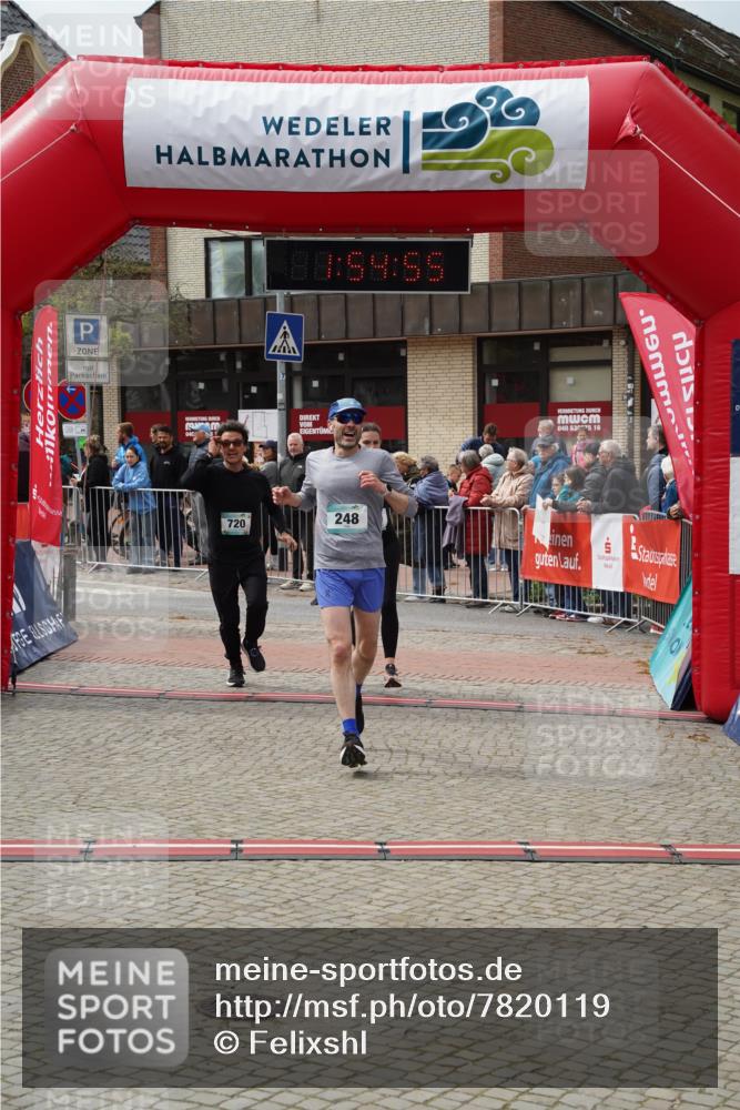 04.05.2025 - 8. Wedeler Halbmarathon Felixshl http://msf.ph/oto/7820119 04.05.2025 11:54:53 Ziel 248, 719, 720 meine-sportfotos.de