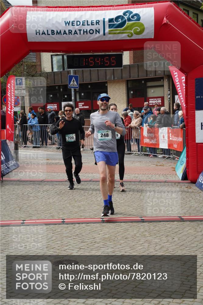 04.05.2025 - 8. Wedeler Halbmarathon Felixshl http://msf.ph/oto/7820123 04.05.2025 11:54:53 Ziel 248, 719, 720 meine-sportfotos.de