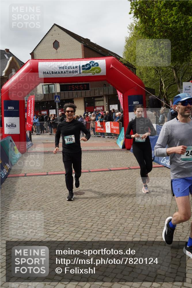 04.05.2025 - 8. Wedeler Halbmarathon Felixshl http://msf.ph/oto/7820124 04.05.2025 11:54:55 Ziel 248, 719, 720 meine-sportfotos.de