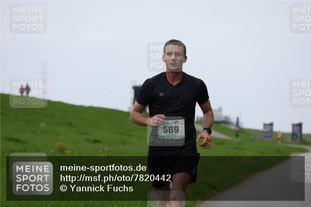 04.05.2025 - 8. Wedeler Halbmarathon Yannick Fuchs http://msf.ph/oto/7820442 04.05.2025 11:08:16 Laufen 589 meine-sportfotos.de