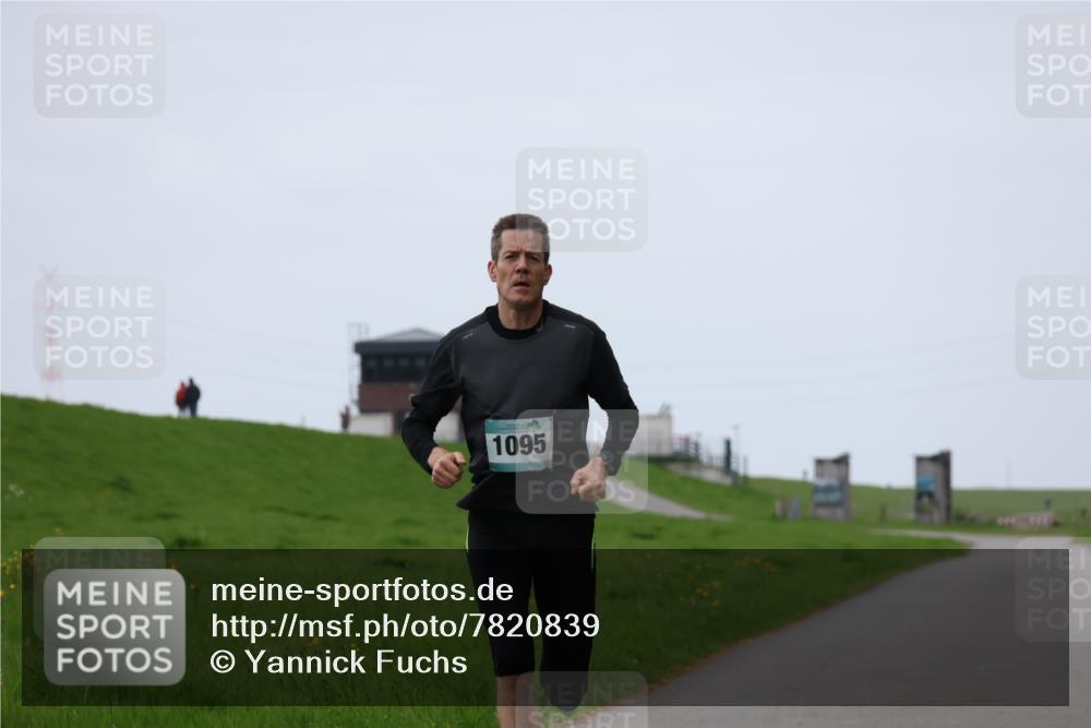 04.05.2025 - 8. Wedeler Halbmarathon Yannick Fuchs http://msf.ph/oto/7820839 04.05.2025 11:09:21 Laufen 1095 meine-sportfotos.de
