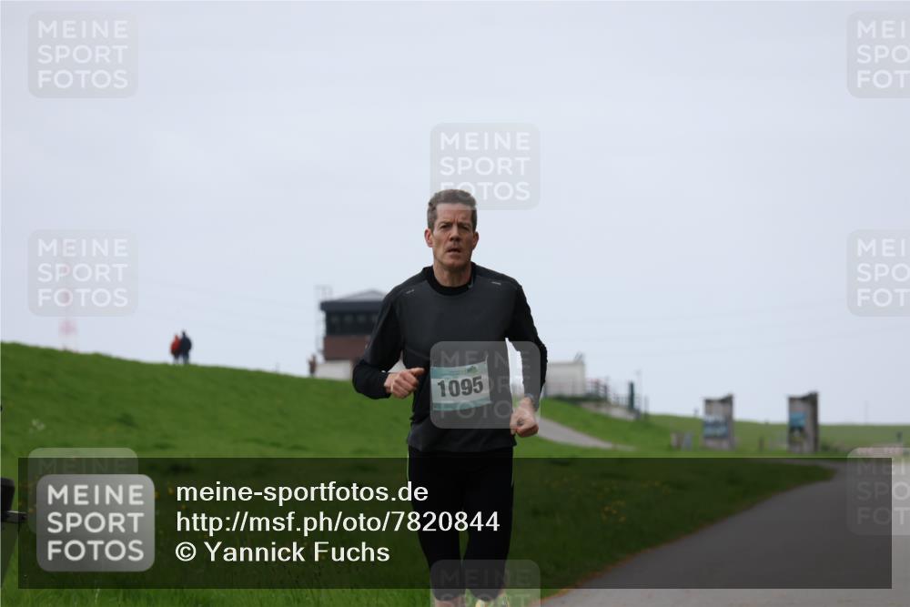 04.05.2025 - 8. Wedeler Halbmarathon Yannick Fuchs http://msf.ph/oto/7820844 04.05.2025 11:09:21 Laufen 1095 meine-sportfotos.de