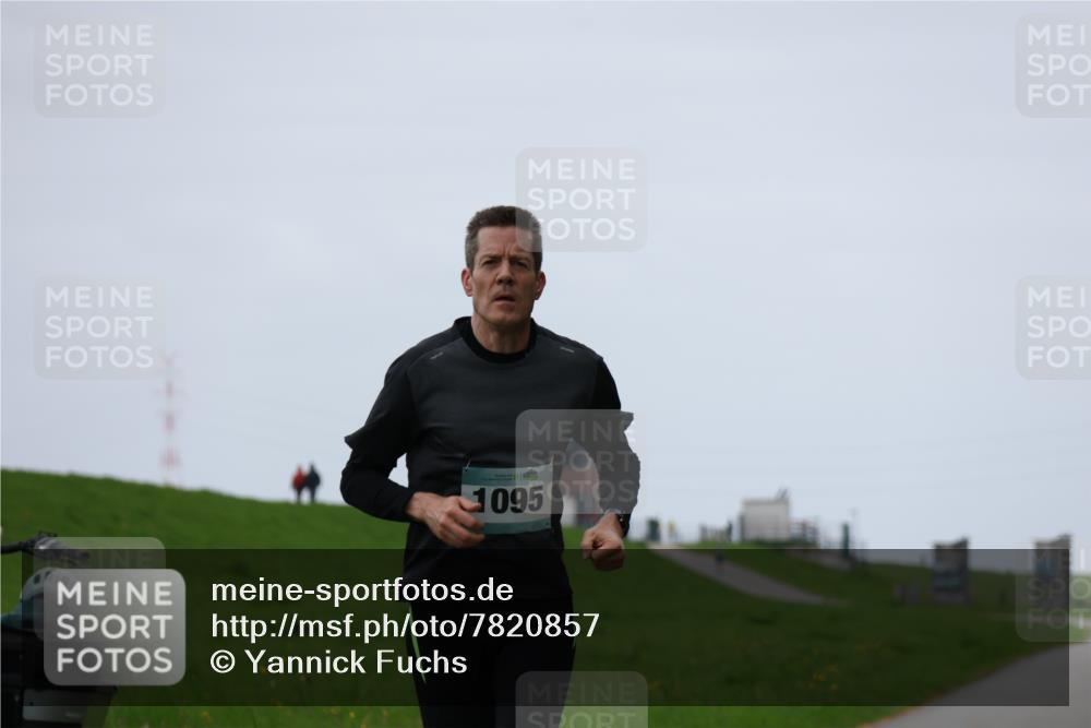 04.05.2025 - 8. Wedeler Halbmarathon Yannick Fuchs http://msf.ph/oto/7820857 04.05.2025 11:09:22 Laufen 1095 meine-sportfotos.de