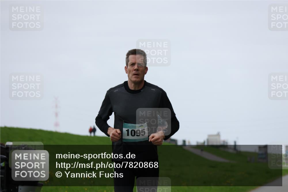 04.05.2025 - 8. Wedeler Halbmarathon Yannick Fuchs http://msf.ph/oto/7820868 04.05.2025 11:09:23 Laufen 1095 meine-sportfotos.de
