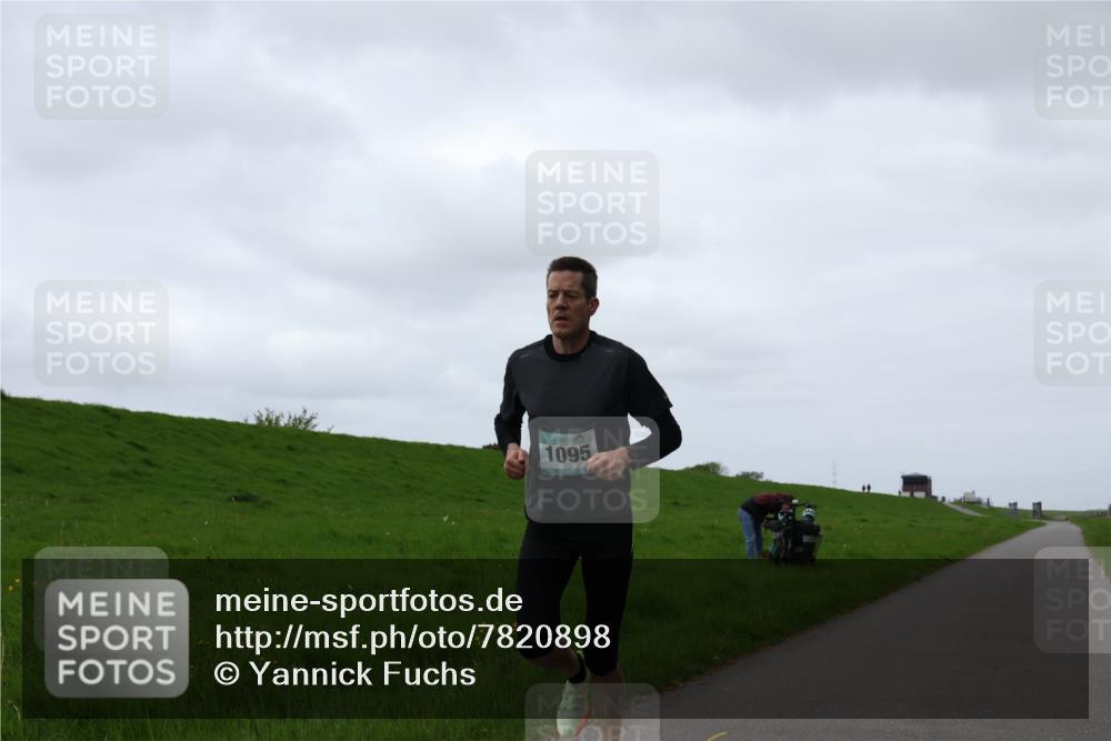 04.05.2025 - 8. Wedeler Halbmarathon Yannick Fuchs http://msf.ph/oto/7820898 04.05.2025 11:09:25 Laufen 1095 meine-sportfotos.de