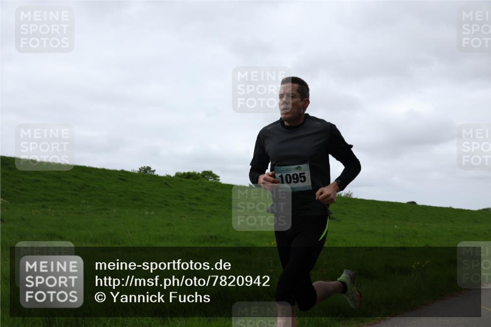 04.05.2025 - 8. Wedeler Halbmarathon Yannick Fuchs http://msf.ph/oto/7820942 04.05.2025 11:09:25 Laufen 1095 meine-sportfotos.de